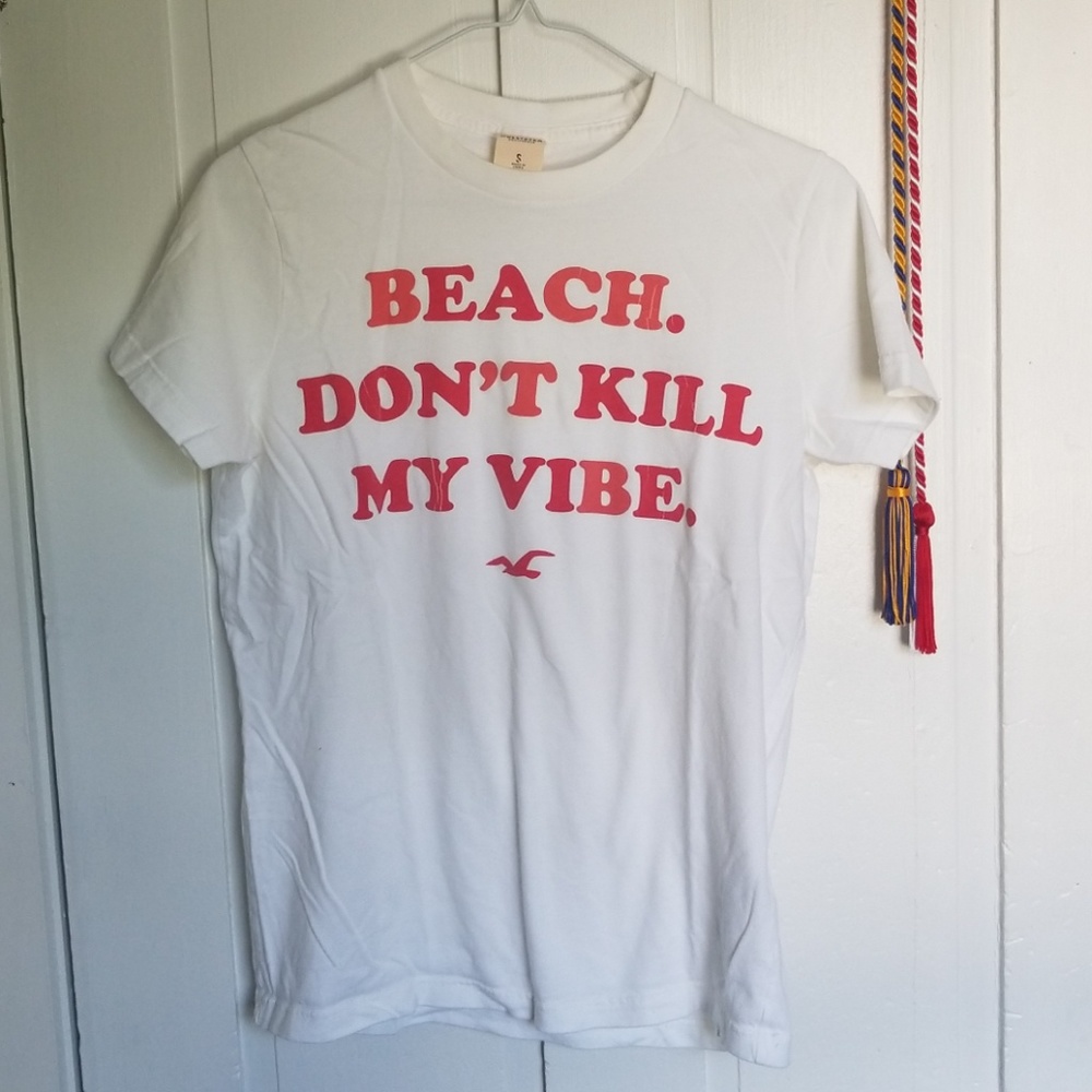hollister white tee with red saying